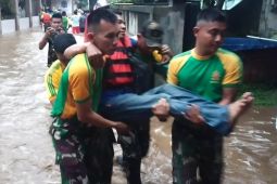 Pasukan Kostrad evakuasi korban banjir Jabodetabek