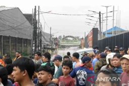 Seorang pria hilang terbawa arus banjir aliran Kali Bekasi di Kota Bekasi