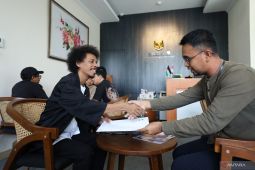 Raim Laode ajak masyarakat berbagi selama Ramadhan