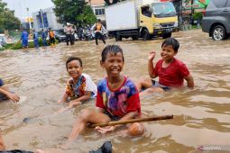 Anak-anak bermain bola hingga bantu pemotor mogok saat banjir di Kembangan Jakbar