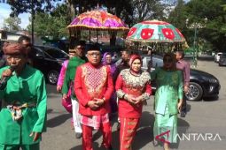 Bupati dan Wakil Bupati Gorontalo jalani prosesi adat Moloopu