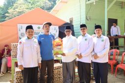 Kemenag Sultra beri bantuan paket sembako ke korban kebakaran di Kendari