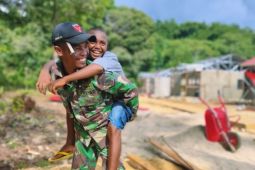 Satgas TMMD Biak jalin kebersamaan anak di Kampung Kbusdori