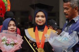 Anak buruh tani sukses jadi sarjana raih predikat cumlaude