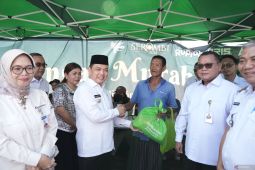 Kalbar membagikan 500 paket bahan pangan gratis
