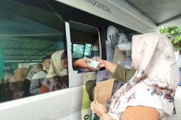 Ratusan warga antre tukar uang baru di mobil kas keliling BI Kediri