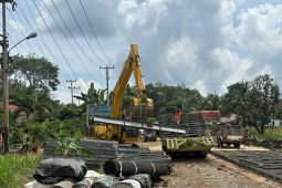 Perakitan jembatan bailey di Jalinsum Bungo terkendala cuaca
