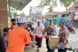 Bidpropam Polda Maluku bagikan 100 paket takjil gratis untuk warga di Ambon