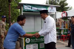Pemkab-BAZNAS Ngawi serahkan bantuan 30 gerobak untuk PKL