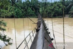 Jembatan gantung sepanjang 120 meter ambruk di Nagan Raya