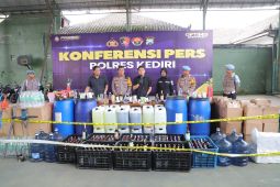 Polres Kediri bongkar pabrik rumahan produksi minuman keras ilegal