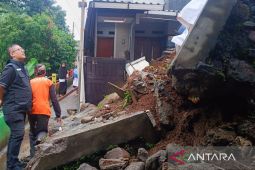 Wakil Ketua DPRD Kota Bogor beri bantuan korban longsor Parung Jambu