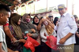 Gubernur Gusnar; pasar murah, penuhi janji kampanye