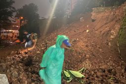 TPU samping Kantor Kecamatan Cileunyi Bandung longsor pada Kamis sore