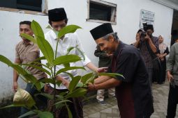 Wabup Trenggalek serahkan bibit pohon sebagai kompensasi gas buang