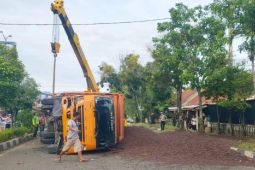 Diduga sopir mengantuk, truk angkut sawit terguling di Banda Aceh