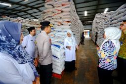 Bupati Banyuwangi cek ketersediaan beras di gudang Bulog dan distribusi elpiji