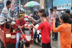 Polisi libatkan remaja pelaku balap liar bagikan takjil ke pengguna jalan