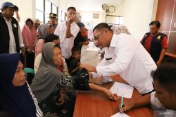 Wakil Bupati Bekasi tinjau pengungsian sambil periksa kesehatan korban banjir