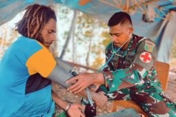 Prajurit Satgas TMMD Kodim 1708 Biak beri layanan kesehatan warga Kbusdori