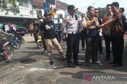 Pemkot Cirebon mengalokasikan biaya perbaiki jalan Rp 8,6 miliar