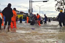 Jalan MT Haryono Balikpapan sempat lumpuh total akibat banjir