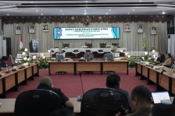 Gabungan Komisi DPRD HSS dan eksekutif bahas raperda PBG