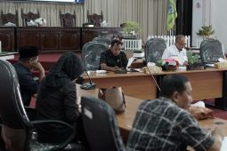 Gabungan Komisi DPRD HSS- Eksekutif kembali bahas raperda ketenagakerjaan