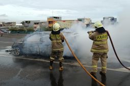 Satu unit mobil terbakar saat melintas di Tol Penjaringan