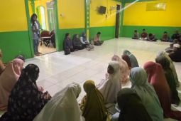 Dharma  wanita BPTD Maluku bagi 100 paket sembako di pondok pesantren