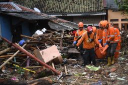Lima orang meninggal dan empat dalam pencarian pada bencana di Sukabumi