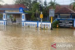 BPBD Sampang evakuasi warga terjabak banjir luapan Sungai Kalikamuning