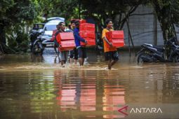 Penyaluran bantuan untuk korban banjir terisolir di Kabupaten Serang