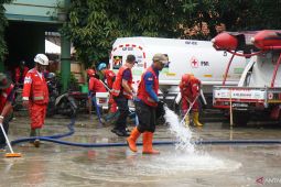 Relawan PMI bantu warga Kota Bekasi bersihkan sisa banjir