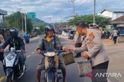 Polres Bangka Selatan bagikan takjil kepada pengendara