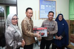 Wali Kota Pontianak serahkan bantuan program Antesena