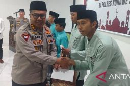 Kapolda Sultra beri santunan anak yatim di Konsel