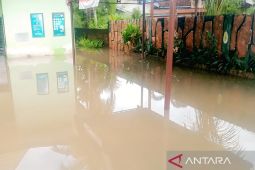 BPBD OKU evakuasi korban banjir  dengan perahu karet