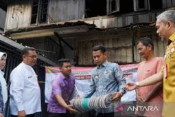 Wali Kota Banjarmasin distribusikan bantuan kebakaran di Pulau Laut