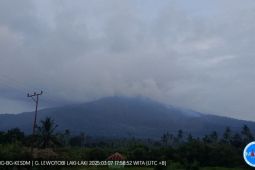Gunung Lewotobi NTT erupsi empat kali dalam enam jam