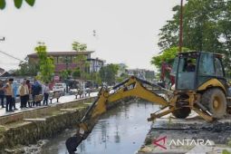 Pemkot Kendari pakai alat berat bersihkan drainase guna cegah banjir