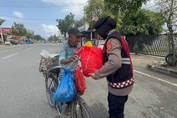 Ditsamapta Polda Aceh bagikan paket kebutuhan pokok kepada lansia