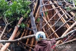 Banjir dan longsor Cianjur: 2 rumah rusak 9 jiwa mengungsi di Kadupandak