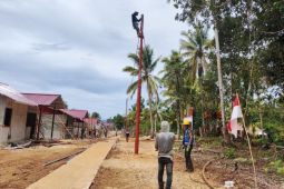 Satgas TMMD ke-123 Kodim 1708 Biak pasang tiang listrik untuk warga Kbusdori