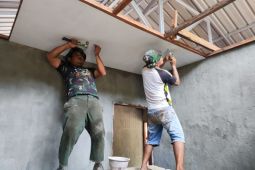 Satgas TMMD ke-123 Kodim Biak pasang plafon 10 rumah warga Kbusdori