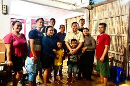 Presiden Prabowo berinteraksi dengan warga terdampak banjir