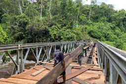 TNI AD perbaiki jembatan di Distrik Apalapsili Papua Pegunungan