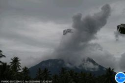Saat Gunung Ibu erupsi, terdengar suara gemuruh