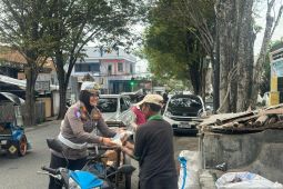 Satlantas Polresta Gorontalo Kota bagikan bahan pokok untuk warga