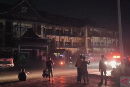 Api lalap bangunan di Polda Banten